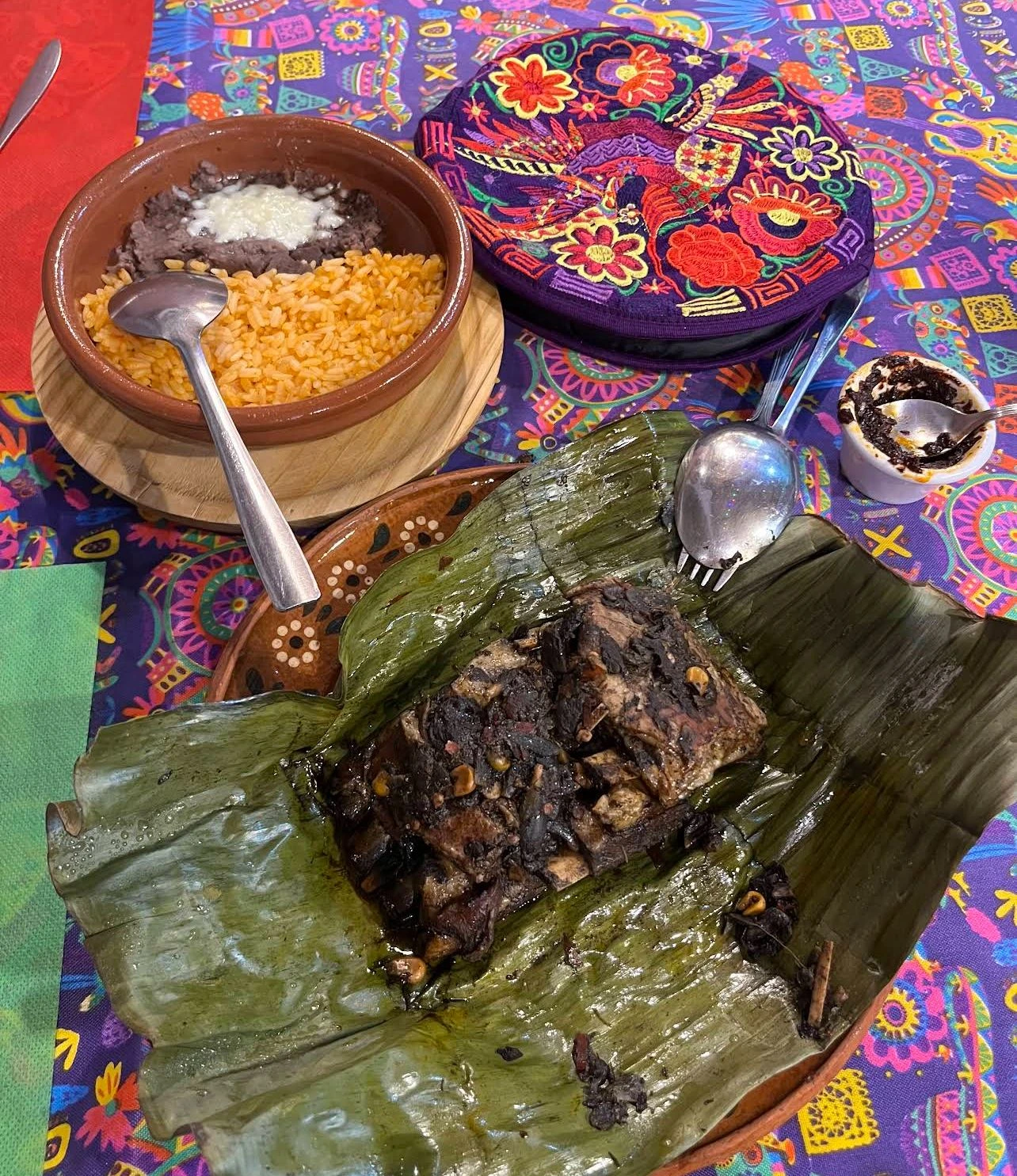 Mixiote de ternasco con arroz y frijoles