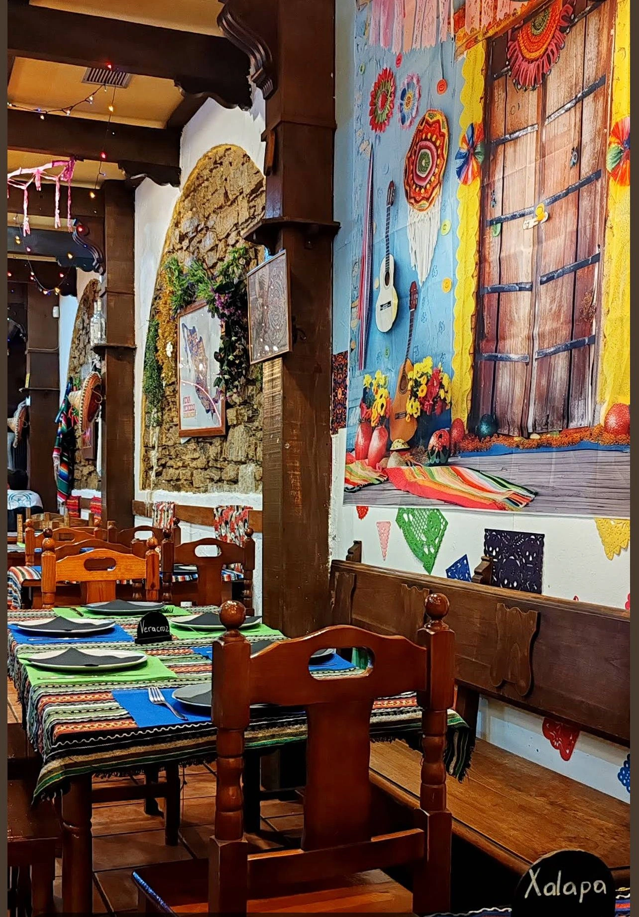 Comedor con arcos de piedra