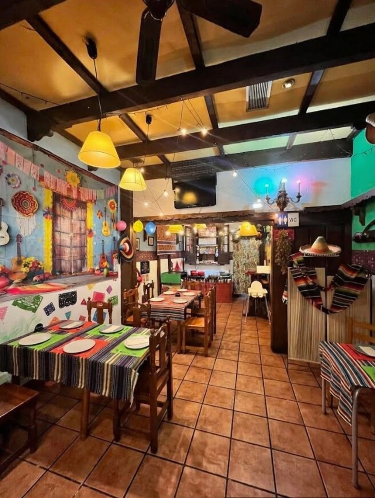 Interior colorido del restaurante Rinconcito Mexicano con decoración auténtica mexicana